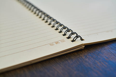 åbnet, forår, afgrænset, notesbog, Brun, overflade, Bestil, at skrive, arbejde, Bemærk, tag noter, arbejdet, Rute, pen, Læs, journalist, ide, side, papir, tråd, hvid, spiral notesbog, note pad, ingen mennesker, studio skud, indendørs, tæt på, ringbind, påmindelse, tekst, meddelelse, spiralformet, bord, kopiere plads, dokument, stilleben, dagbog, selektiv fokusering, offentliggørelse, at gøre listen, besked, forberedelse, blank, liste, 8K, CC0, offentligt domæne, royaltyfrie