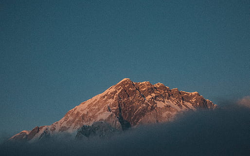 braun, grau, hoch, Aufstieg Berg, Foto, Berg, oben, tagsüber, immer, Wolke, Rock, Gipfel, Nebel, Natur, Himmel, Schnee, szenen, Blau, Landschaft, Gebirge, draußen, Winter, keine Leute, Ruhe, Szenen - Natur, Schönheit in der Natur, ruhige Szene, kopieren sie platz, Nicht-städtische Szene, Umgebung, Fernbedienung, idyllisch, klarer Himmel, physische Geographie, kalte Temperatur, schneebedeckter Berg, Formation, 5K, CC0, gemeinfrei, lizenzfrei