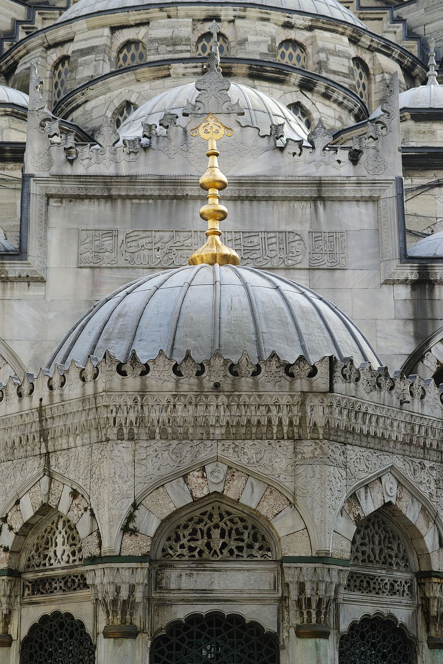 cami, arquitectura, gris, marbre, bonic, oració, ciutat històrica, islam, musulmana, fe, centre de la ciutat, gall dindi, minaret, ciutat, Orient Mitjà, Istanbul, religió, endavant, els minarets, estètica, cúpula, mesquites, adoració, vell, pau, viatjar, temple, asiàtic, alt, foto, ciutat antiga, obres històriques, estructura construïda, exterior de l'edifici, lloc de culte, creença, edifici, espiritualitat, arc, història, el passat, cap gent, destinacions de viatge, turisme, dia, vista d’angle baix, art i artesania, a l'aire lliure, ornamentat, mural, 5K
