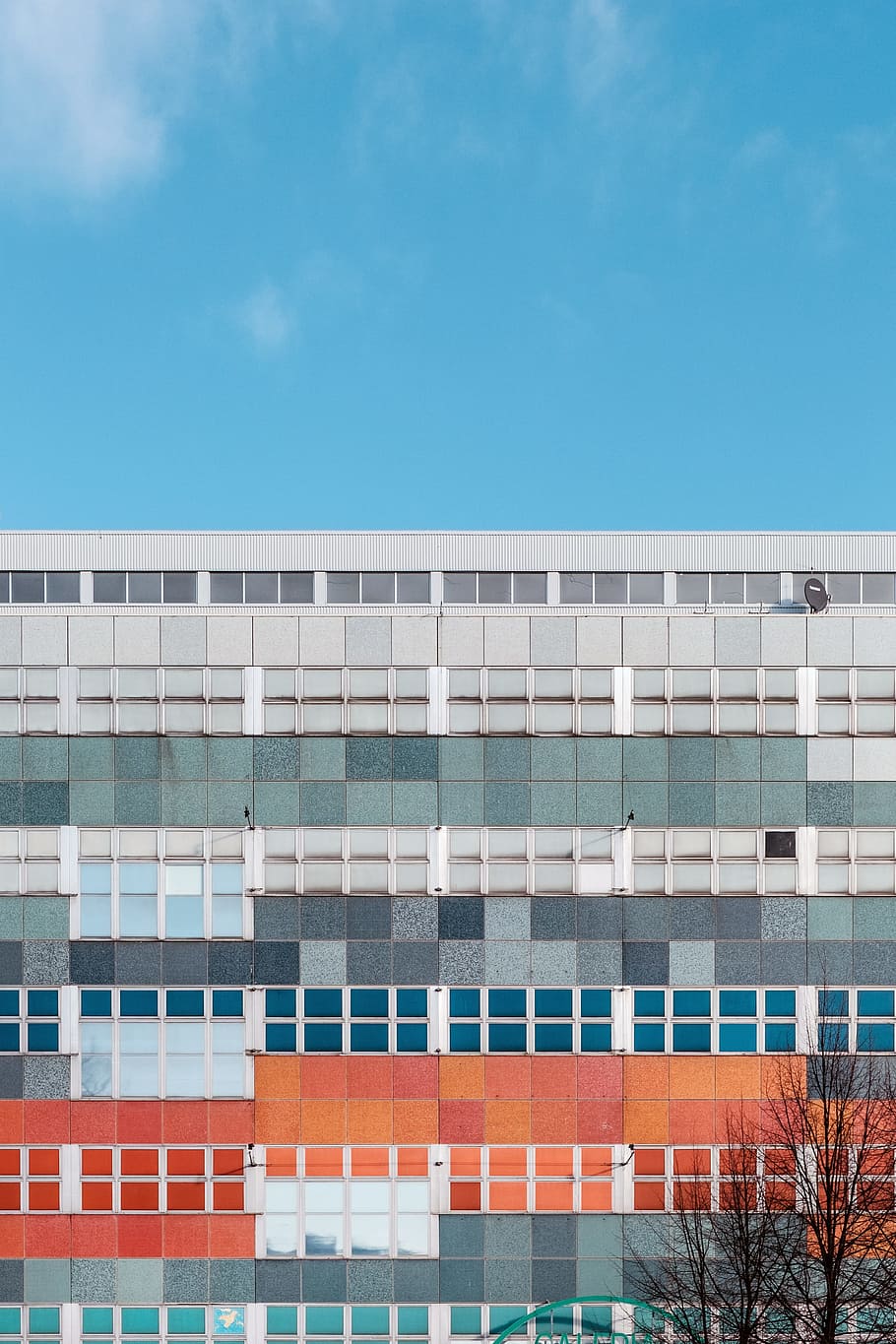 flerfarvet vinduesbygning, flerfarvede, beton, bygning, dag, tæt på, Foto, grå, orange, væg, mursten, vindue, arkitektur, himmel, farve, blå, bygning udvendig, bygget struktur, moderne, urban scene, udendørs, facade, kontorbygning, mønster, lav vinkel visning, ingen mennesker, natur, kontor, rød, by, glas - materiale, murbygningsfunktion, kontorbygning udvendig, lejlighed, 4K