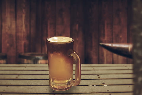 Klarglas-Becher, hacken, Bar, Bier, Getränke, erfrischend, Alkohol, kalt, Getränk, Freizeit, betrunken, ba, Mensch, Treffen, Unterhaltung, männlich, faul, arbeitslos, ausgebeult, Holz - Material, Tabelle, Essen und Trinken, Erfrischung, keine Leute, Fokus auf den Vordergrund, drinnen, Nahansicht, Stillleben, Frische, transparent, Glas, Glas - Material, Trinkglas, Haushaltsausstattung, Tag, braun, Lebensmittel, Kaffee, alkoholfreies Getränk, 5K, CC0, gemeinfrei, lizenzfrei