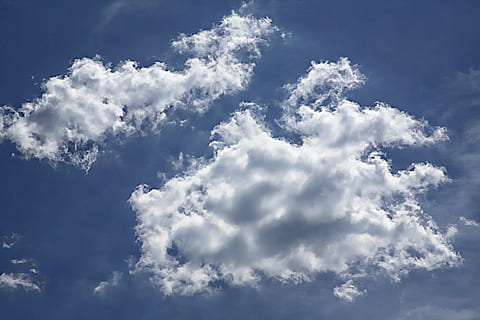 ciel, nuage blanc, nuage, bleu, nuages ​​gris, mer, nuageux, la nature, Météo, nuage - ciel, en plein air, cloudscape, air, arrière-plans, journée, météorologie, été, couvert, paradis, climat, cumulus, duveteux, stratosphère, blanc, espace, paysages, lumière - phénomène naturel, lumière du soleil, personne, beauté dans la nature, faible angle de vue, paysages - nature, tranquillité, couleur blanche, scène tranquille, idyllique, environnement, douceur, 5K, CC0, domaine public, libre de droits