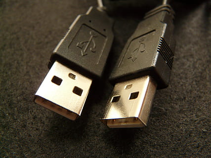 USB, cable, computadora, cable USB, nadie, de cerca, lingote, fondo negro, adentro, oportunidad, vista de alto ángulo, juguete, naturaleza muerta, mesa, centrarse en primer plano, bloque de juguete, material de madera, creatividad, juegos de ocio, relajación, Arte y artesanía, texto, grupo de objetos, escritura occidental, foto de estudio, número, 2K, CC0, dominio público, libre de derechos
