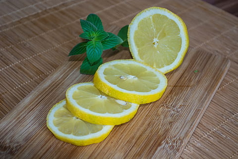 skiveskåret, snitning, bestyrelse, citroner, vitaminer, sommer, forfriskning, sund og rask, gul, sur, diske, skære, skive, træ - materiale, Citron, citrus frugt, mad og drikke, frugt, mad, sund kost, friskhed, velvære, bord, stilleben, ingen mennesker, høj vinkel visning, blad, indendørs, grøn farve, tæt på, plante del, mynteblad - kulinarisk, orange, 5K, CC0, offentligt domæne, royaltyfrie