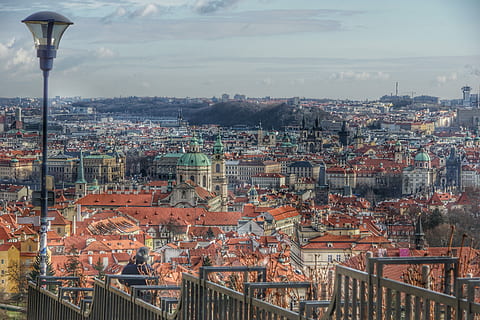 Prag, Tschechisch, Panorama-, Stadtbild, keine Leute, die Architektur, Stadt, draußen, Gebäudehülle, gebaute Struktur, Wohngegend, Himmel, High Angle View, überfüllt, Gebäude, Menge, Natur, wolke - himmel, Tag, Gemeinschaft, Stadt leben, Geländer, Stadt, Dorf, 5K, CC0, gemeinfrei, lizenzfrei