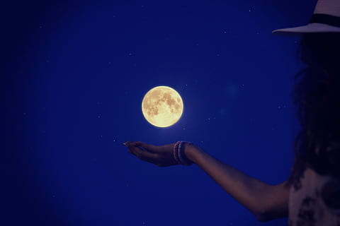 donna, bianca, vestito, cappello, sfondo, pieno, Luna, donna in bianco, cappello bianco, Luna piena, notte, blu, persone, buio, cielo, parte del corpo umano, astronomia, mano umana, una persona, spazio, natura, donne, all'aperto, parte del corpo, mare, bellezza nella natura, subacqueo, persone reali, adulto, giovani donne, marino, arto umano, 1080P, CC0, dominio pubblico, privo di copyright