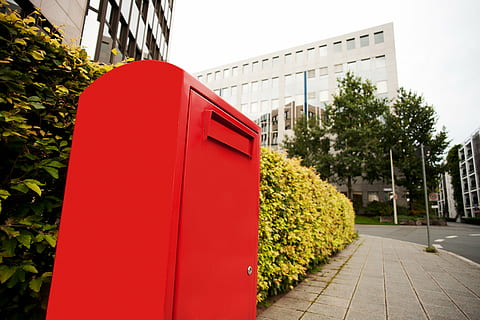 niedrig, Winkelsicht, rot, Box, neben, Pflanzen, Gebäude, grau, Himmel, Briefkasten, Post, senden, Briefkästen, mail, Baum, Stadt, Stadt leben, draußen, Tag, keine Leute, Gebäudehülle, die Architektur, Nahansicht, Pflanze, gebaute Struktur, Natur, Fußweg, Straße, Telefonzelle, Kommunikation, Technologie, Telefon, 4K, CC0, gemeinfrei, lizenzfrei