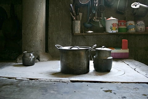 cucina, vecchio, pentole, Comal, contenitore, in casa, utensile da cucina, nessuno, natura morta, metallo, attrezzature domestiche, stanza domestica, giorno, tavolo, legno - materiale, cucina domestica, teiera, caratteristica della parete, abbandonato, 2K, CC0, dominio pubblico, privo di copyright