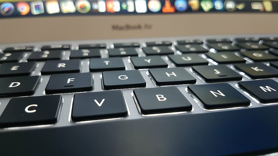 MacBook Air activat, ordinador, portàtil, escriptori, lletres, teclat, MacBook, poma, icona, barra de tasques, iphone, electrònica, modern, tecnologia, negocis, oficina, escola, treballar, educació, borrós, bokeh, teclat d’ordinador, clau d’ordinador, primer pla, comunicació, a l'interior, cap gent, alfabet, dia, equips informàtics, tecnologia sense fils, part de l’ordinador, carta, text, connexió, marc complet, guió occidental, 4K
