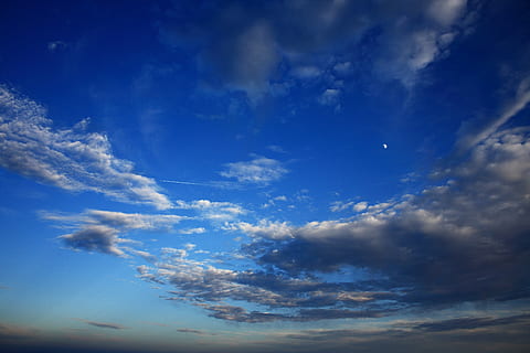 skyer, luft, himmel, hvid, natur, høj, det er i luften, Sky, baggrund, smuk, struktur, landskab, blå, udendørs, hvide skyer, plads, atmosfære, tapet, fred, miljømæssige, abstrakt, dag, store, fly, sæson, sky - himmel, skønhed i naturen, scenics - natur, ro, lav vinkel visning, ingen mennesker, cloudscape, miljø, rolig scene, vind, dramatisk himmel, baggrunde, meteorologi, tjavsede, 4K, CC0, offentligt domæne, royaltyfrie