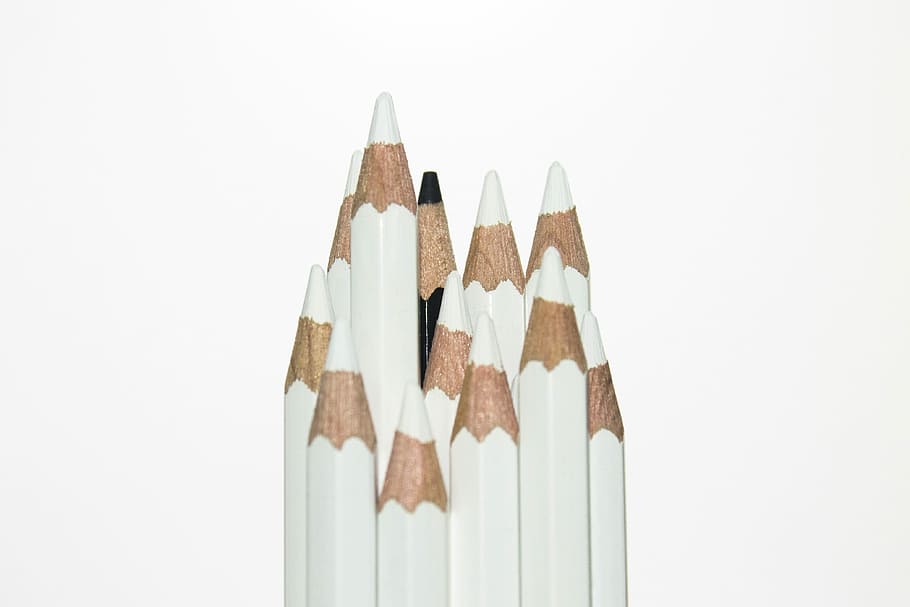 fotografování, bílý, tužky, Pozadí, tužka, Černá, rozdíl, odlišný, rasismus, rozmanitost, diskriminace, naproti, bílé pozadí, nikdo, studio shot, detail, den, uvnitř, stálý život, dřevo - materiál, psaní, kopie prostor, umění a řemesla, tvořivost, barevná tužka, vystříhnout, řemeslo, skupina objektů, ostrý, jednoduchost, výběr, v řadě, umělecké a řemeslné vybavení, 4K