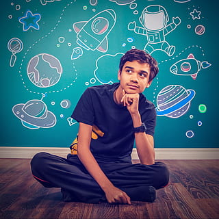 inteligent, minte, imaginație, vis, creativitate, creator, Turcoaz, inteligență, tapet, adult, cameră, oameni, în interior, portret, interior, mod de viata, sta, perete, persoană, om, tineri, solo, zâmbet, bărbați, ședință, bord, contemplare, masculi, tabla de scris, tânăr adult, o persoana, copil, copilărie, vis de zi, băieți, mână pe bărbie, vedere din față, privind camera, 2K, CC0, domeniu public, fără drepturi de autor