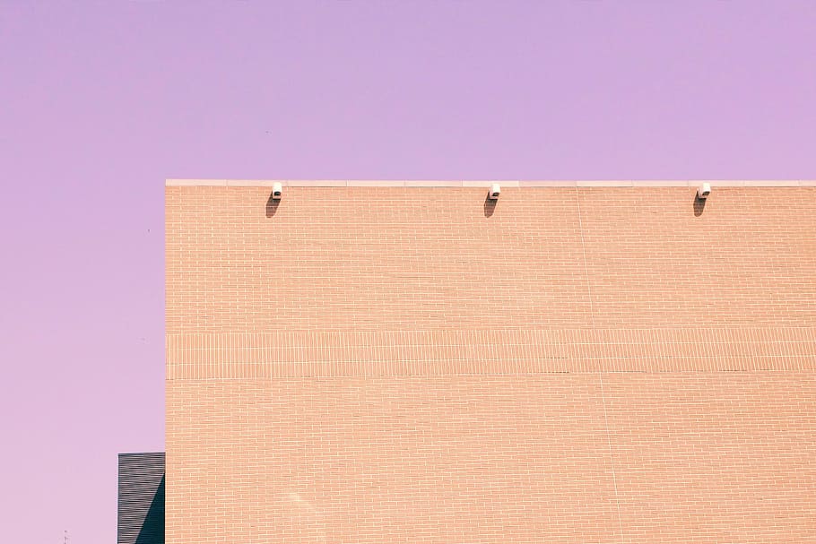 tavola di legno marrone, tavola, all'aperto, cielo sereno, struttura costruita, tramonto, nessuno, giorno, copia spazio, architettura, colore rosa, natura, cielo, finanza, costruzione, in alto, attività commerciale, lontano, muro di cinta, soleggiato, esterno dell'edificio, luce del sole, sfondi, 4K