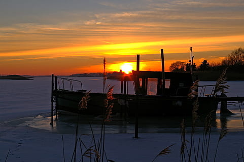 solnedgang, vinter, aften, is, vinteraften, Frosset, frost, vinter magi, kold, romantisk, sne, vinterlige, snedækket, landskab, gylden, sol, natur, smuk, hvid, Havn, fiskebåd, kutter, fischer, vand, støvle, frost-, himmel, vinterstemning, isnende, baggrund, iset, idyllisk, vinterdrøm, sneet inde, sne magi, Bodden, Reims, ø, anløbsbro, ingen mennesker, afspejling, skønhed i naturen, scenics - natur, sky - himmel, orange farve, ro, rolig scene, transportmidler, nautiske fartøj, hav, ikke-urbane scene, transportform, udendørs, træ post, 2K, CC0, offentligt domæne, royaltyfrie