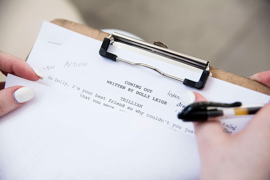 persona, celebració, paper, tauler de clip, estudiar, escriure, aprendre, actuació, anglès, paraula, guió, jugar, mà, bloc, bolígraf, quadern, Bloc de notes, blanc, mà humana, part del cos humà, una persona, document, a l'interior, negocis, homes, adult, ocupació, primer pla, tir de l'estudi, negoci corporatiu, acord, contractar, signatura, ploma estilogràfica, dit, 2K