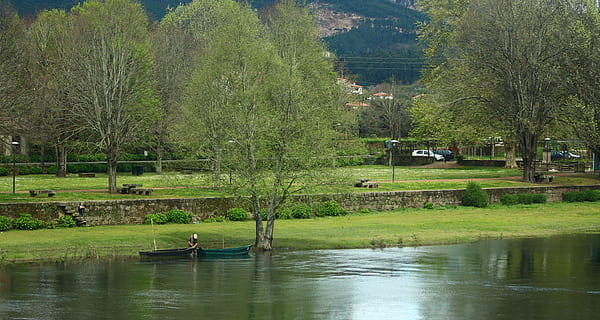 marge, rio, lima, pescador, tranquil·litat, descans, pau, naturalesa, aigua, riu, arbre, vaixell nàutic, canal, manera de transport, transport, planta, davant del mar, dia, homes, persones reals, activitat d'oci, estils de vida, reflexió, a l'aire lliure, color verd, creixement, 5K, CC0, domini públic, lliure de regalies