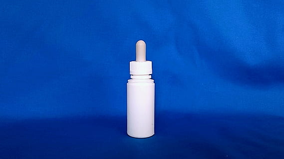 kontejner, obal, balík, balíček, láhev, balení, bílý, design, šablona, produkt, označení, čistý, plastický, alkohol, umět, tvar, symbol, prázdný, úložný prostor, nápoj, komerční, plavidlo, příjemce, nádoba, zásobník, přijímač, napít se, průmysl, zboží, výroby, kapalný, recyklace, odpad, občerstvení, tonikum, modrý, obchod, medicína, kapky, odkapávat, voda, kosmetický výrobek, hydratační krém, zdravotnictví a lékařství, studio shot, uvnitř, modré pozadí, barevné pozadí, jeden objekt, detail, nikdo, bílá barva, jednoduchost, kopie prostor, stálý život, hygiena, dva objekty, zdraví zubů, přímo nad, chirurgická operace, 1080P, CC0, veřejná doména, bez autorských práv
