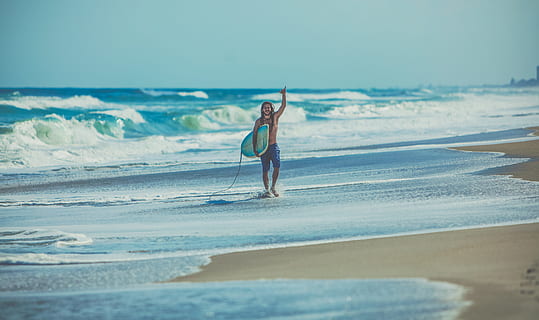 mand, transporterer, surfbræt, strand, person, vinke, bedrift, hvid, blå, surf, hav, udendørs, mennesker, sommer, ferier, sport, vand, sand, natur, en person, surfing, Kvinder, livsstil, herrer, sjovt, voksen, bølge, rigtige mennesker, jord, fuld længde, himmel, ferie, rejse, vandsport, tøj, bevægelse, ung voksen, horisont over vand, menneskelige arm, 5K, CC0, offentligt domæne, royaltyfrie