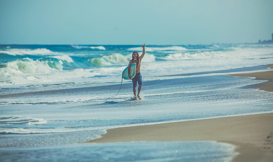 mand, transporterer, surfbræt, strand, person, vinke, bedrift, hvid, blå, surf, hav, udendørs, mennesker, sommer, ferier, sport, vand, sand, natur, en person, surfing, Kvinder, livsstil, herrer, sjovt, voksen, bølge, rigtige mennesker, jord, fuld længde, himmel, ferie, rejse, vandsport, tøj, bevægelse, ung voksen, horisont over vand, menneskelige arm, 5K