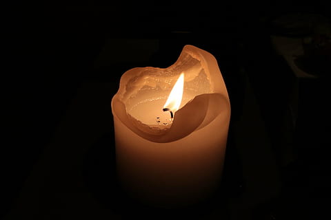 encès, blanc, vela de pilar, vela, flama, llum, foc, fosc, cremant, cera, espelmes, brillar, cremar, calor, romàntic, parpelleja, foc - fenomen natural, espiritualitat, religió, brillant, il·luminat, calor - temperatura, equips d’il·luminació, a l'interior, primer pla, cap gent, tir de l'estudi, llum - fenomen natural, habitació fosca, fons negre, naturalesa, fusió, habitació domèstica, lluminositat, llum elèctrica, 1080P, CC0, domini públic, lliure de regalies