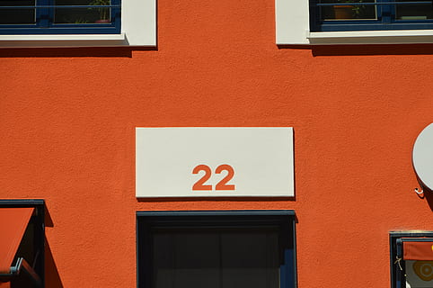 Grafik, Struktur, Eingang, Musik-, abstrakt, bunt, Zahlen, Design, Materialsammlung, die Architektur, gebaute Struktur, Gebäudehülle, keine Leute, orange Farbe, Gebäude, rot, Tag, Wandbau - Funktion, Fenster, Zeichen, Kommunikation, Nummer, Wand, draußen, Text, gestalten, Tür, Nahansicht, 5K, CC0, gemeinfrei, lizenzfrei