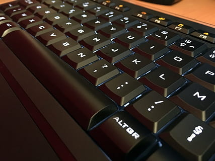 toetsenbord, sleutels, computer, backlit, technologie, computerapparatuur, detailopname, communicatie, aantal, tekst, alfabet, brief, geen mensen, verbinding, Draadloze technologie, computer deel, binnenshuis, hoofdletter, computer sleutel, hoge hoekmening, zakelijke activiteiten, keypad, wereldwijde communicatie, zilverkleurig, 4K, CC0, publiek domein, royaltyvrij