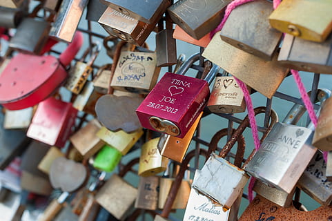 Liebesschloss Zaun, Vorhängeschlösser, Paare, Liebe, Versprechen, Brücke, verliebt, Vorhängeschloss, Paar, sperren, Liebesschloss, hängend, Sicherheit, positive Emotionen, Schutz, Hoffnung - Konzept, große gruppe von gegenständen, Fülle, Glück, hoffen, Geländer, Herzform, Emotion, Glauben, Wahl, keine Leute, draußen, 4K, CC0, gemeinfrei, lizenzfrei
