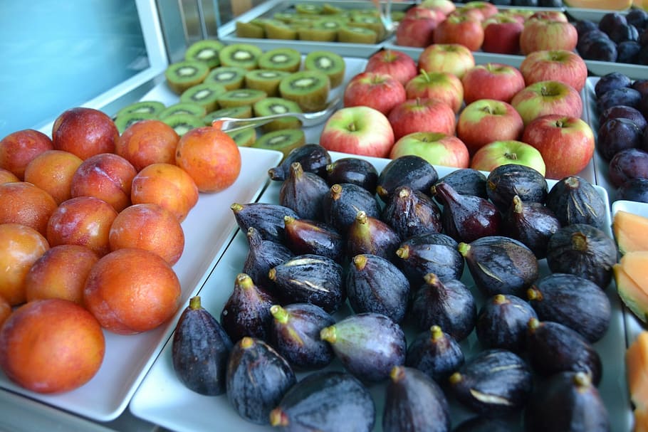 fruita, fig, taronja, poma, kiwi, alimentació saludable, menjar, menjar i beguda, frescor, benestar, gran grup d'objectes, abundància, cap gent, elecció, variació, fruita de poma, mercat, contenidor, vermell, primer pla, a la venda, Paradeta, natura morta, dia, madur, 1080P