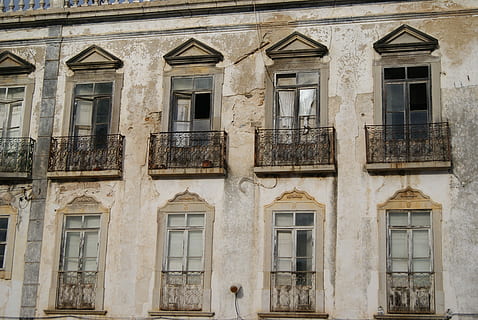 janela, vindue, gammel, konstruktion, væg, arkitektur, bygning udvendig, arkitektur og bygninger, facade, bygget struktur, palads, dag, ingen mennesker, bygning, fuld ramme, udendørs, boligområde, side om side, lav vinkel visning, historie, fortiden, baggrunde, glas - materiale, forvitret, by, 4K, CC0, offentligt domæne, royaltyfrie
