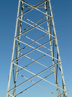 pilone, corrente, elettricità, strommast, attuale, elettricità, ferro, Torre, costruzione, metallo, vite, rivetto, ghiandola, stabile, blu, telaio di costruzione, Inquadratura dal basso, cielo, cielo sereno, giorno, nessuno, modello, architettura, struttura costruita, natura, all'aperto, luce del sole, tecnologia, connessione, scala, forma, design, forma geometrica, comunicazione, materiale elettrico, Alimentazione elettrica, 2K, CC0, dominio pubblico, privo di copyright