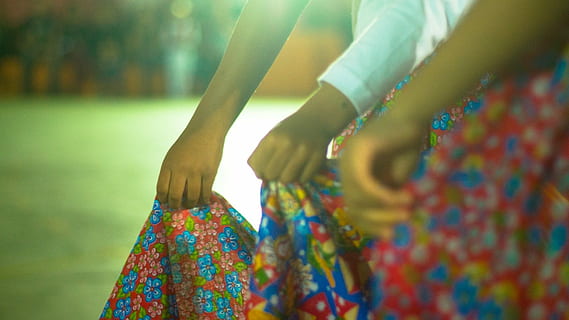 danza tipica, gioia, campo, Sezione centrale, motivo floreale, una persona, capi di abbigliamento, vestito, multicolore, adulto, avvicinamento, modello, moda, parte del corpo umano, donne, abbigliamento tradizionale, vestito senza maniche, giorno, vista frontale, messa a fuoco selettiva, parte del corpo, all'aperto, mano, arto umano, prendisole, 1080P, CC0, dominio pubblico, privo di copyright