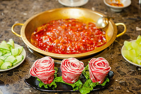 hidangan gesekan, konten, daging sapi, makanan dan minuman, makanan, tidak ada orang, dalam ruangan, merapatkan, makanan Meksiko, kesegaran, makan sehat, meja, sayur-mayur, masih hidup, kesejahteraan, mangkuk, fokus pada latar depan, buah, siap untuk dimakan, tampilan sudut tinggi, mengiris, variasi, piring, peralatan dapur, godaan, hiasan, makanan Perancis, 5K, CC0, domain publik, bebas royalti