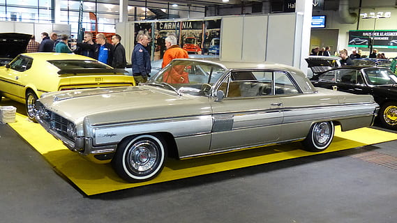 eerlijk, tentoonstelling, Old Timer, auto, historisch, oude auto's, klassiek, oldtimertentoonstelling, wijze van transport, vervoer, motorvoertuig, landvoertuig, groep mensen, architectuur, incidentele mensen, mannen, geel, mensen, echte mensen, stad, vrouw, openbaar vervoer, dag, reizen, ingebouwde structuur, volwassen, taxi, aan het wachten, 4K, CC0, publiek domein, royaltyvrij
