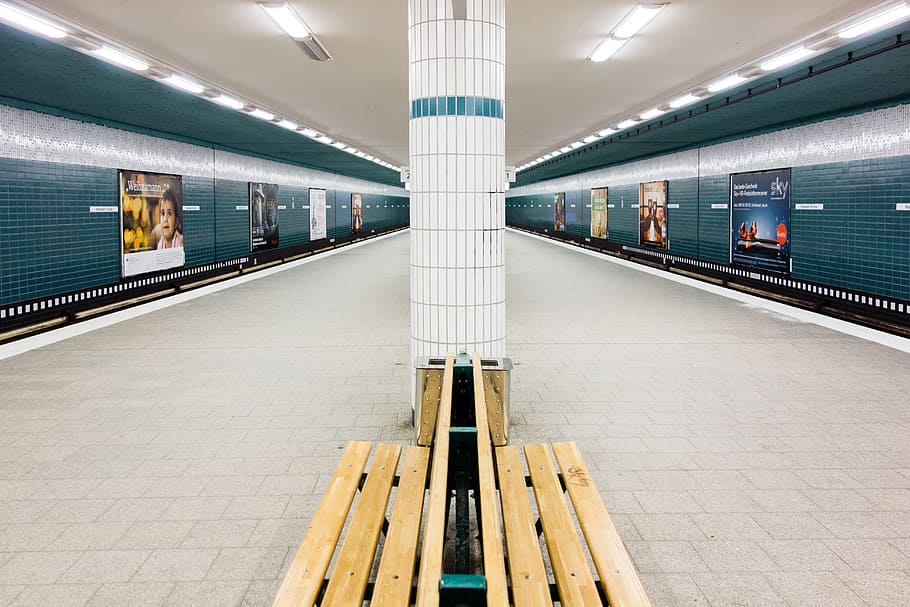 undergrunds Station, industri, transportmidler, jernbanespor, tog, station, jernbanestation platform, hastighed, indendørs, ingen mennesker, belyst, metrostationen, arkitektur, offentlig transport, jernbanetransport, metrostation, transportform, undergrundsbane, bygget struktur, rejse, gulve, tog - køretøj, arkitektoniske kolonne, loft, flisebelagt gulv, 5K
