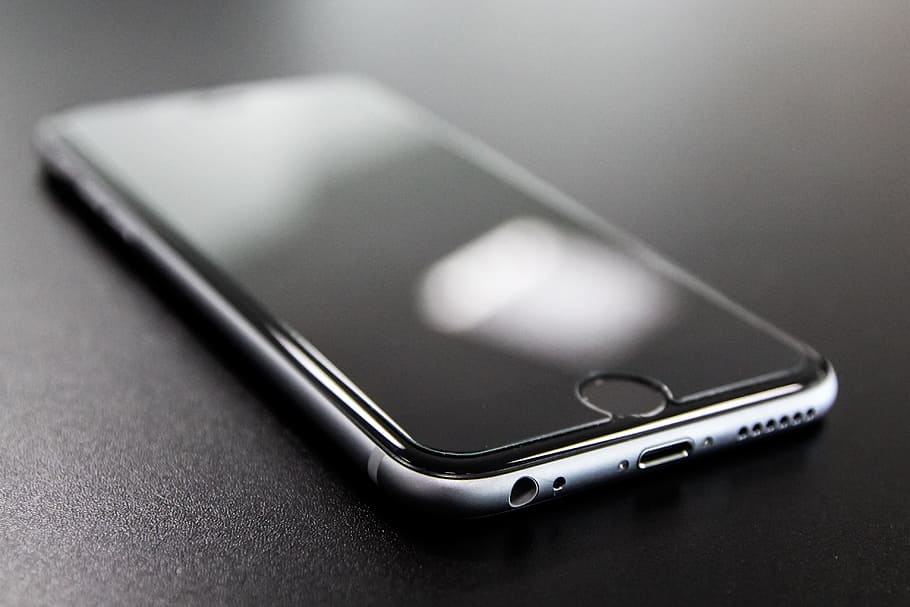 poc profund, profunditat, fotografia de camp, convertit, espai, gris, iphone 6, iphone, poma, pis, missatgeria, sms, text, missatges de text, bombolles, intel·ligent, negre, dubai, mòbil, blanc, pantalla, icona, tecnologia, disseny, negocis, comunicació, modern, electrònica, sense fils, tocar, digital, ordinador, dispositiu, Internet, web, gent, telèfon, smartphone, símbol, cel·lular, connexió, equipament, jove, cel·la, gadget, tauleta, tecnologia sense fils, cap gent, tir de l'estudi, a l'interior, fons gris, dos objectes, fons de colors, sol objecte, primer pla, telèfon intel·ligent, natura morta, vista d’angle alt, portabilitat, enfocament selectiu, precisió, organitzador electrònic, color plata, 4K