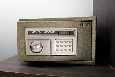 segur, protegeix, segur, protegir, passat de moda, estil retro, comunicació, a l'interior, tecnologia, la vida domèstica, ràdio, cap gent, música, sol objecte, primer pla, material de fusta, cultura i entreteniment artístic, altaveu, control, electricitat, taula, indústria electrònica, equip d’àudio, analògic, vell, polsador, equipament elèctric, 4K, CC0, domini públic, lliure de regalies