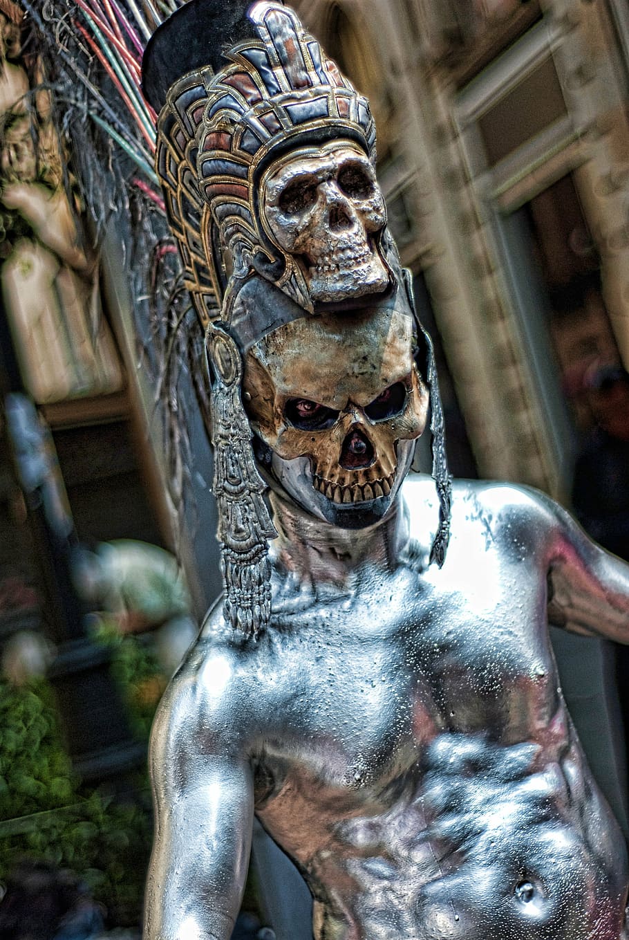 home, portar, màscara de crani, vestit de cap, maquillatge, art, rendiment, carrer, actor, crani, mort, plata, por, llegenda, folklore, mexicà, ciutat, en viu, cara, model, mira, estil, model de maquillatge, estàtua, escultura, arquitectura, cultures, art i artesania, representació, creativitat, representació humana, cap gent, centrar-se en primer pla, artesania, dia, primer pla, semblança masculina, religió, espiritualitat, estructura construïda, talla - producte artesanal, a l'aire lliure, creença, ornamentat, lloc de culte, 4K