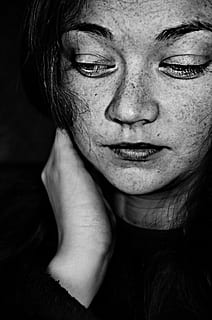 zelfportret, gezicht, uitzicht, portret, een persoon, echte mensen, hoofdschot, detailopname, kijkend naar de camera, binnenshuis, vooraanzicht, jonge vrouwen, jonge volwassene, levensstijlen, vrouw, volwassen, vrouwtjes, medio volwassen vrouwen, medio volwassene, vrijetijdsbesteding, menselijk lichaamsdeel, haar-, zwarte achtergrond, kapsel, mooie vrouw, menselijk gezicht, depressie - verdriet, overpeinzing, 2K, CC0, publiek domein, royaltyvrij