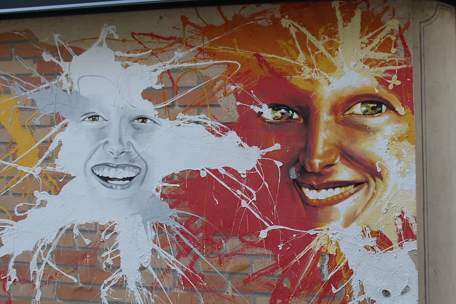 murals, cares, somriu, cara, expressió, mira, mirant la càmera, part del cos humà, retrat, adult, rostre humà, fantasmal, pintura, una persona, por, emoció, art i artesania, creativitat, a l'interior, representació, tirada al cap, dones, dolent, horror, vista frontal, mural, 5K