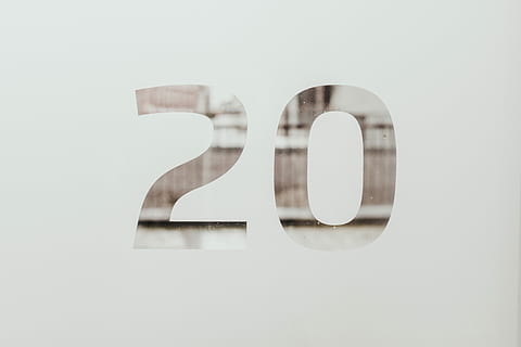 biały, tło, 20 nakładek tekstowych, szary 20, tekst, symbol, powierzchnia, 20, krój pisma, typografia, czcionka, cyfra, zbliżenie, makro, Belgia, leuven, Ściana, przezroczysty, solidny, współczynnik załamania światła, prostokątny, obiekt, liczebnik, numer, studio strzał, wewnątrz, żadnych ludzi, porozumiewanie się, białe tło, kreatywność, biznes, funkcja budowy ścian, kopia przestrzeń, pismo zachodnie, prostota, znak, finanse, pojedynczy obiekt, metal, biały kolor, matematyka, 5K, CC0, domena publiczna, darmowe zdjęcia