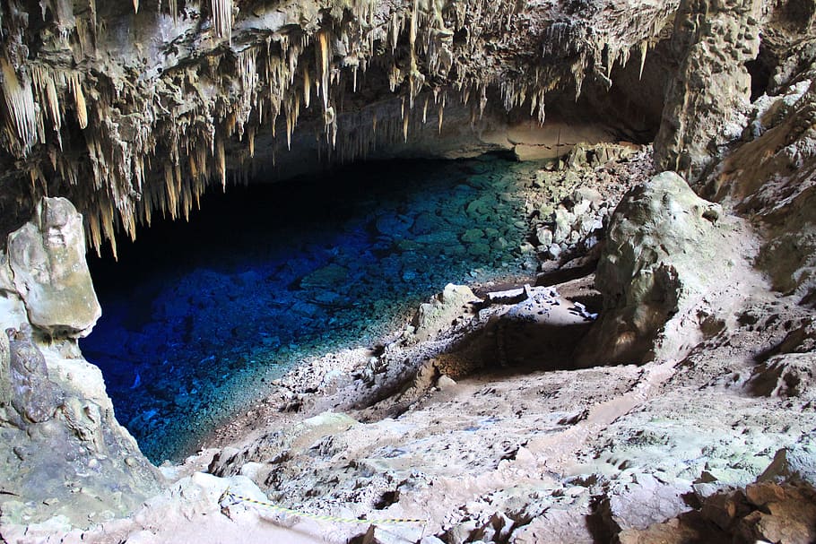 interior de coves, cos, aigua, cova, durant el dia, cos d'aigua, rock, caverna, llacuna, naturalesa, mar, paisatge, rock - object, escenics, estalactita, destinacions de viatge, blau, cap gent, bellesa a la natura, sòlid, formació de roca, geologia, dia, tranquil·litat, geografia física, a l'aire lliure, vista d’angle alt, escena no urbana, escenics - natura, erosionat, 5K