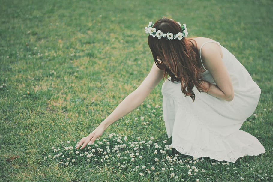 dona, blanc, vestit, collita, flor, greenfield, dona de color blanc, a l'aire lliure, dones, herba, naturalesa, gent, una persona, femelles, ètnia caucàsica, estiu, adult, bellesa, adult jove, bonic, dia, alegre, felicitat, somrient, estils de vida, cabell castany, cabell llarg, planta, terra, pentinat, persones reals, camp, activitat d'oci, roba casual, dones joves, cabell, color verd, 1080P