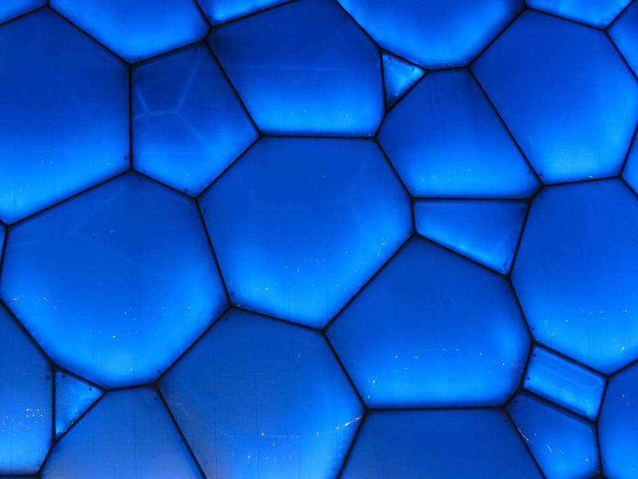 tæt på, blå, læder materiale, læder, materiale, kunst, mønster, dekorative, design, dekoration, vand terning, skabelon, kulisse, baggrund, geometriske, tekstureret, struktur, kunstnerisk, figurer, indretning, kreativ, fliser, fuld ramme, baggrunde, abstrakt, ingen mennesker, sekskant, geometrisk form, indendørs, form, gentagelse, stor gruppe af objekter, natur, studio skud, dag, stilleben, sollys, blå baggrund, 1080P