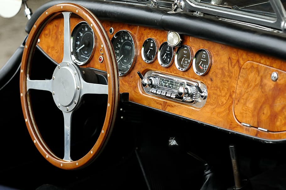 interior del vehicle buit, oldtimer, automàtic, clàssic, vell, automoció, fusta, retro, raresa, automòbil de cotxes d'època, vehicle, cotxes antics, crom, nostàlgic, històricament, volant, ornament, Speedo, tacòmetre, volant de fusta, panell, sensor de velocitat, indicador de combustible, accessoris, velocímetre, velocitat, estil retro, transport, part del vehicle, primer pla, equipament, cap gent, a l'aire lliure, música de jazz, dia, manera de transport, cotxe, vehicle terrestre, automòbil, interior del vehicle, panell de control, interior del cotxe, metall, control, palanca de canvis, viatjar, color plata, roda, polsador, cuir, 4K
