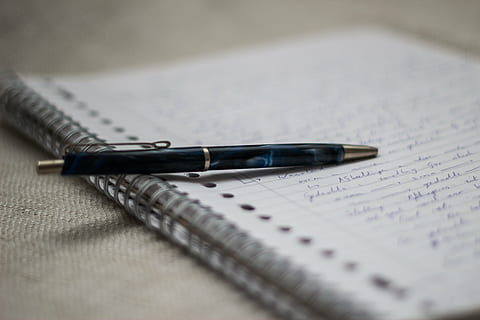 schwarz, einziehbar, Stift, Spiralblock, schreiben, Anmerkungen, Seite, Wörter, Linienpapier, Schreibblock, selektiver Fokus, Nahansicht, Schreibgerät, Papier-, drinnen, keine Leute, Tabelle, Stillleben, Notizblock, High Angle View, Füller, zwei Objekte, Geschäft, Handschrift, Veröffentlichung, Buch, Bildung, 5K, CC0, gemeinfrei, lizenzfrei