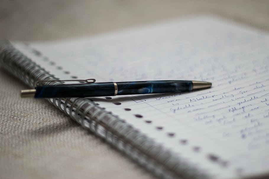 negre, retràctil, bolígraf, quadern d’espiral, escriure, notes, pàgina, paraules, paper de línia, bloc d’escriptura, enfocament selectiu, primer pla, instrument d’escriptura, paper, a l'interior, cap gent, taula, natura morta, bloc de notes, vista d’angle alt, ploma estilogràfica, dos objectes, negocis, escriptura a mà, publicació, llibre, educació, 5K