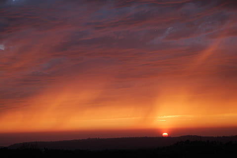 Sonnenuntergang, Feuer, Wolkengebilde, Abend, Himmel, Wolken, Atmosphäre, Horizont, szenisch, Sonnenuntergangsjäger, wunderschönen, Sonnenuntergang Fotografie, tolle, Blick auf den Sonnenuntergang, Sonnenuntergang Farben, goldener Sonnenuntergang, das Leuchten des Sonnenuntergangs, Sonnenuntergang Licht, romantisch, Silhouette, Herrlich, Abendhimmel, orange Farbe, Dramatischer Himmel, Natur, szenen, Umgebung, Szenen - Natur, wolke - himmel, Schönheit in der Natur, Landschaft, keine Leute, Ruhe, ruhige Szene, Horizont über Land, atmosphärische Stimmung, Scheu, draußen, dunkel, 2K, CC0, gemeinfrei, lizenzfrei