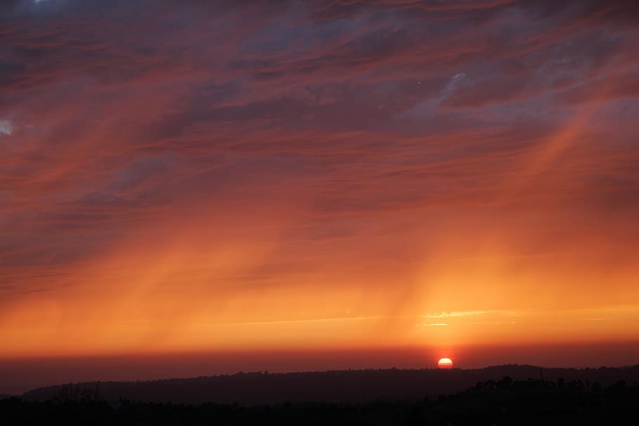 Sonnenuntergang, Feuer, Wolkengebilde, Abend, Himmel, Wolken, Atmosphäre, Horizont, szenisch, Sonnenuntergangsjäger, wunderschönen, Sonnenuntergang Fotografie, tolle, Blick auf den Sonnenuntergang, Sonnenuntergang Farben, goldener Sonnenuntergang, das Leuchten des Sonnenuntergangs, Sonnenuntergang Licht, romantisch, Silhouette, Herrlich, Abendhimmel, orange Farbe, Dramatischer Himmel, Natur, szenen, Umgebung, Szenen - Natur, wolke - himmel, Schönheit in der Natur, Landschaft, keine Leute, Ruhe, ruhige Szene, Horizont über Land, atmosphärische Stimmung, Scheu, draußen, dunkel, 2K