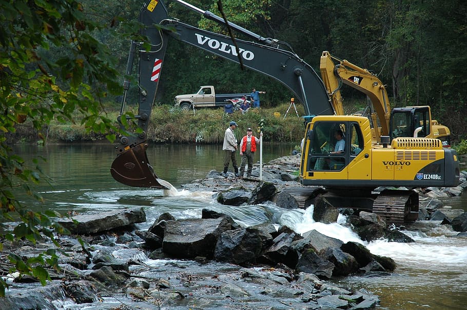 groc, excavadora Volvo, roques, riu, al costat, gent, equipament, pesat, retroexcavadora, màquina, construcció, Cullera, manteniment, edifici, industrial, construir, treballar, maquinària, excavació, excavador, a l'aire lliure, desenvolupament, aigua, corrent, transport, naturalesa, manera de transport, dia, persones reals, vertebrats, arbre, planta, homes, vaixell nàutic, persones incidentals, ocupació, peix, 2K