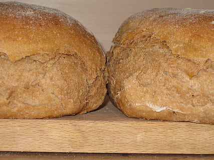 Brot, Farmer, Brote, Bauernbrot, selberbacken, sogar gebacken, abkühlen, Essen, Vesper, Lebensmittel, Laib, aufgebohrt, aufgebrochen, Snack, keine Leute, Essen und Trinken, drinnen, Nahansicht, Frische, Stillleben, Tabelle, braun, gebacken, Holz - Material, Wohlbefinden, gesundes Essen, ein Leib Brot, fertig für den Verzehr, zwei Objekte, High Angle View, Studioaufnahme, Schneidbrett, Diät halten, 2K, CC0, gemeinfrei, lizenzfrei